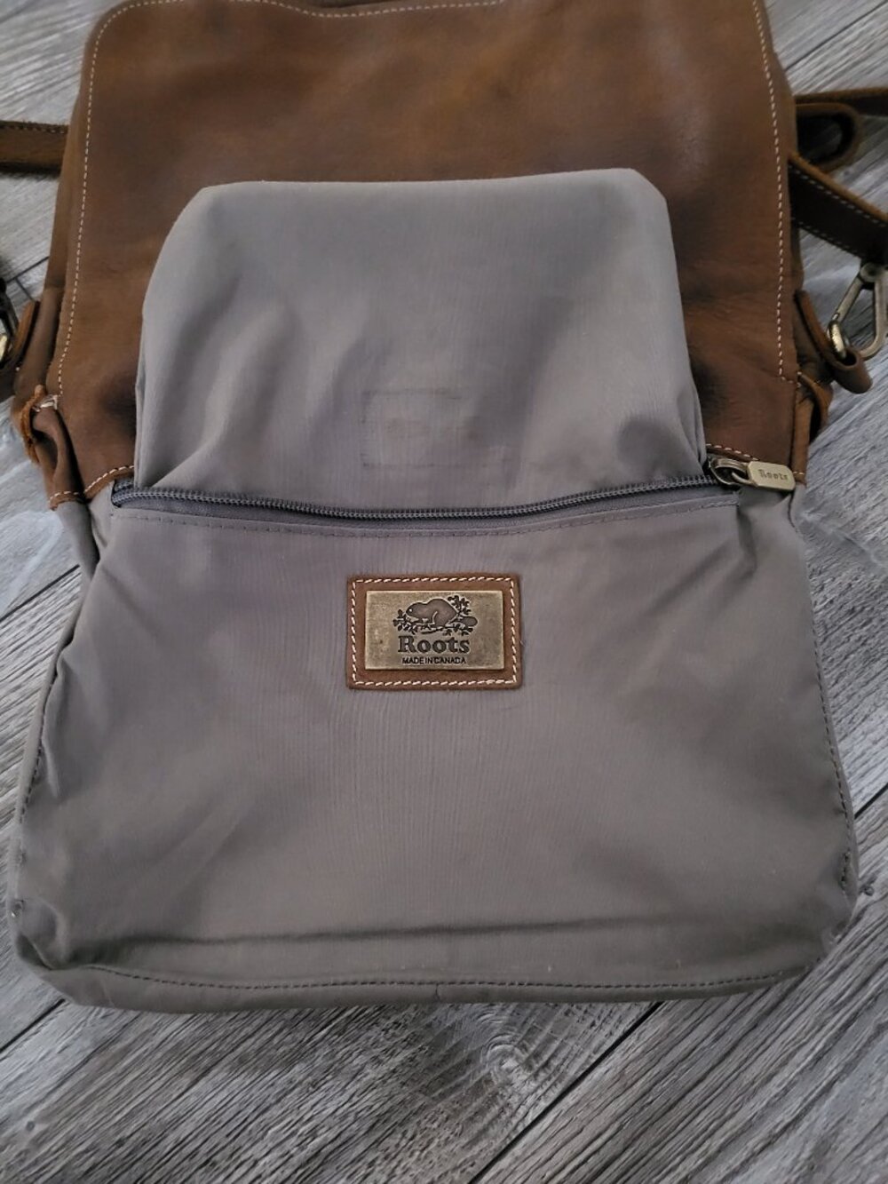 Roots Canada Vintage Tribe Leather Messenger Bag Brown - Picture 9 of 14